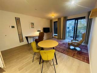 Vlakbij Brugge centrum, rustige groene omgeving, aan openbaar vervoer,<br />ENERGIEZUINIGE LEUKE serviceflat op 1èV met mooi ZONNETERRAS en zicht op prachtig aangelegde  tuin.<br />Alle modern comfort, verwarming met warmtepomp !<br /><br />Gezellige living uitgevend op zonneterras met zicht op grote mooie  tuin, open ingerichte keuken, aanpalende wasplaats-berging<br />Ruime slaapkamer en een moderne badkamer met inloopdouche, wc  lavabomeubel.<br /><br />Geschikt voor EIGEN BEWONING of  OM TE VERHUREN.<br /><br />De gemeenschappelijke KOSTEN zijn LAAG  daar het complex verbonden is aan het  recent gebouwd en excellent uitgebaat woonzorgcentrumcomplex met  alle faciliteiten restaurant , bibliotheek, salons, fitness-kinesistruimte , gezellige leef -en ontmoetingsruimtes, TUIN met  pentanquebaan en diverse zonneterrassen,<br /> Alle LUXE en MODERN COMFORT.<br /> Overdekte en afgesloten  garages en fietsenberging.<br /><br /> Rolstoeltoegankelijk<br />Zelfstandig wonen in een mooi appartement met terras <br /> gekoppeld met woonassistentie : basispakket kan uitgebreid worden met extra diensten. <br /><br /><br /><br />