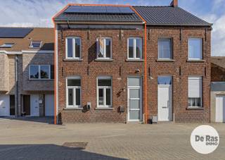 EERSTE BEZOEKDAG ZATERDAG 12 SEPTEMBER VAN 10u TOT 14u (ENKEL OP AFSPRAAK !)<br /><br />AALST - Op zoek naar een perfect instapklare woning waar comfort, energiezuinigheid en een rustige ligging samenkomen? Dan is deze prachtig gerenoveerde woning aan de stadsrand van Aalst absoluut het ontdekken waard.<br /><br />Gelegen in een rustige, doodlopende straat en met een mooi uitzicht over de velden, geniet je hier van de nodige privacy en rust, terwijl scholen, winkels, openbaar vervoer, het ziekenhuis en belangrijke invalswegen vlot bereikbaar zijn.<br /><br />De woning werd met veel zorg gerenoveerd en afgewerkt met kwalitatieve materialen. Met een EPC van slechts 69 kWh/m² is ze bijzonder energiezuinig. Er werd onder meer geïnvesteerd in muurisolatie, vloerisolatie, ventilatie,10 zonnepanelen, laadpaal en een volledig vernieuwd en geïsoleerd dak. Daarnaast beschikt de woning over dubbele beglazing, centrale verwarming op aardgas en een conforme elektrische installatie.<br /><br />Op het gelijkvloers kom je binnen via een aparte inkomhal met aansluitend een praktische bergruimte en een apart toilet. De gezellige leefruimte vormt het hart van de woning en sluit mooi aan op de volledig geïnstalleerde leefkeuken. Via de keuken bereik je de praktische veranda, die een aangename verbinding vormt met de tuin.<br /><br />De eerste verdieping beschikt over een ruime slaapkamer met extra dressingruimte, een ruime overloop, een apart toilet en een stijlvolle badkamer met badkamermeubel, douche en vrijstaand bad.<br /><br />Op de tweede verdieping bevindt zich nog een ruime tweede slaapkamer, aangevuld met een technische bergruimte.<br /><br />Achteraan geniet je bovendien van een leuke tuin met vrij uitzicht over de velden, een heerlijke plek om tot rust te komen.<br /><br />Kortom: een zorgvuldig gerenoveerde, energiezuinige en instapklare woning op een rustige locatie, zonder grote zorgen en met alle hedendaags comfort binnen handbereik.<br /><br />Interesse? Wacht dan niet te lang en maak vandaag nog een afspraak voor een bezoek! Voor meer informatie of een bezoek: 053 60 65 60<br /><br />De vermelde prijs is een richtprijs. Na ontvangst van de biedingen beslist de verkoper vrij of hij al dan niet tot verkoop overgaat en aan welk bod. De richtprijs is niet bindend.