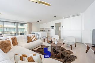 Welkom in Crystal Residence, zonder twijfel één van de meest iconische en architecturaal indrukwekkende residenties aan de Belgische kust. Dit luxueuze hoekappartement combineert een uitzonderlijke ligging, hoogwaardige afwerking en een adembenemend uitzicht op zee.<br /><br />Op slechts 50 meter van het strand geniet u dagelijks van een panoramisch zeezicht en prachtige zonsondergangen. Aan de achterzijde kijkt het appartement uit op de rustige privatieve tuin met zwembad, waardoor u het beste van twee werelden ervaart: de levendigheid van de kust en de rust van een exclusieve woonomgeving. De residentie bevindt zich bovendien in een aantrekkelijke en sterk ontwikkelende buurt die steeds meer wordt gewaardeerd als residentiële toplocatie van Oostende.<br /><br />Dankzij de hoekligging baadt de royale leefruimte de hele dag in natuurlijk licht. De ruime open keuken vormt het hart van het appartement en is volledig uitgerust met hoogwaardige Miele-toestellen, waaronder een oven, vaatwasser, koelkast, kookplaat én geïntegreerde wijnfrigo. De stijlvolle parketvloer in de leefruimte zorgt voor een warme en huiselijke sfeer, terwijl de elegante glazen deur het daglicht optimaal verspreidt doorheen het appartement en bijdraagt aan een verfijnde uitstraling.<br /><br />Ook op het vlak van afwerking werd gekozen voor absolute kwaliteit. In de badkamer zorgen Grohe-kranen en badkamermeubelen van Villeroy &amp; Boch voor een luxueuze wellnessbeleving. De royale betegeling versterkt het gevoel van comfort en exclusiviteit. Het appartement beschikt over twee volwaardige slaapkamers, waarvan één met een ensuite badkamer. Daarnaast is er een tweede ruime badkamer uitgerust met zowel een ligbad als een inloopdouche. Een apart gastentoilet en een praktische berging vervolledigen het wooncomfort.<br /><br />Een absolute troef is het uitzonderlijk ruime terras dat rondom het appartement loopt. Het terras biedt meer dan voldoende ruimte voor een grote eettafel, zodat u in alle comfort met familie en vrienden buiten kunt dineren. Dankzij de grote raampartijen tot op de vloer vloeien binnen- en buitenruimte naadloos in elkaar over, wat het gevoel van ruimte en licht nog versterkt.<br /><br />Ook de buitenafwerking van het gebouw straalt klasse uit. Het terras is uitgevoerd in architectonisch beton en de gevelbekleding combineert hoogwaardige houtaccenten met een moderne architectuur, wat resulteert in een tijdloze en luxueuze uitstraling.<br />Extra troeven:
<ul>
	<li>Uniek zeezicht op toplocatie</li>
	<li>Slechts 50 meter van het strand</li>
	<li>Privatieve tuin met zwembad</li>
	<li>2 slaapkamers en 2 badkamers</li>
	<li>Ruim zonneterras rondom het appartement</li>
	<li>Hoogwaardige afwerking met Miele, Grohe en Villeroy &amp; Boch</li>
	<li>Fietsenberging aanwezig</li>
	<li>Mogelijkheid tot aankoop van een staanplaats in het gebouw</li>
	<li>Verkoop in volle eigendom</li>
</ul>
Een uitzonderlijke woonkans voor wie op zoek is naar luxe, comfort en een ongeëvenaarde ligging aan zee.