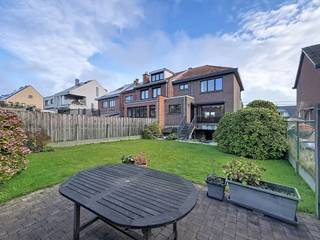 <p><span>Op een rustige en gunstige locatie in Dilbeek, nabij belangrijke invalswegen, winkels, scholen en openbaar vervoer, bevindt zich deze ruime halfopen bel-etagewoning met een totale oppervlakte van ca. 178 m² op een perceel van ca. 300 m².</span></p>
<p><span>De woning beschikt op de eerste verdieping over een lichtrijke woonkamer met gezellige open haard, een aparte eetruimte en een volledig ingerichte keuken met toegang tot het terras. Op de tweede verdieping bevinden zich drie slaapkamers en een badkamer. Daarnaast is er een praktische zolderruimte aanwezig.</span></p>
<p><span>Een absolute troef is de ruime inpandige dubbele garage, aangevuld met extra bergruimte en parkeermogelijkheden voor de woning.</span></p>
<p><span>Buiten geniet u van een mooi aangelegde, zuidwestgerichte tuin waar u in alle rust van de namiddag- en avondzon kunt genieten.</span></p>
<p><span>Dankzij de royale ruimtes, de uitstekende bereikbaarheid en de mogelijkheden om de woning verder naar eigen smaak in te richten, is dit de ideale gezinswoning!</span></p>
<p><strong><span>Ontdek zelf de troeven van deze woning en plan vandaag nog uw bezoek!</span></strong></p>
<p><span>IMMO STORE</span><br /><span>02/203.03.03</span><br /><span>info@immo-store.be</span><br /><span>www.immo-store.be</span></p>