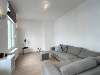 Deze duplex combineert slim ruimtegebruik met overvloedig daglicht op de 2 verdiepingen. De leefruimte met open geïnstalleerde keuken straalt licht...