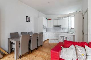 <p><span>Het pand ligt in hartje Zurenborg, op slechts enkele passen van de bruisende Dageraadplaats, waar je een brede keuze aan fijne eetadresjes en leuke cafés vindt. De bereikbaarheid is hier een absolute troef: verschillende buslijnen liggen binnen handbereik en zowel het Centraal Station als Berchem-Station bevinden zich op korte afstand. Bovendien zijn er tal van velo-stations in de buurt, ideaal om je snel en gemakkelijk door de stad te verplaatsen. Kortom: een uitstekende locatie voor wie wil genieten van het bruisende stadsleven met optimale mobiliteit!</span></p><p><span>Naast de uitstekende ligging biedt deze woning een bewoonbare oppervlakte van 120 m². Doorheen de jaren werden al verschillende vernieuwingen uitgevoerd: zo is het dak geïsoleerd met … cm PUR/PIR, is de elektriciteit conform tot 2038 en werd ook de kelder van 30 m² grondig aangepakt. Daarnaast werd de badkamer op het gelijkvloers reeds vernieuwd.</span></p><p><span>Je betreedt de woning via de inkom- en traphal. Vooraan op het gelijkvloers bevindt zich een multifunctionele ruimte van 16 m², die veel invulmogelijkheden biedt. Aan de achterzijde ligt de vernieuwde badkamer van 4 m², uitgerust met een toilet, douchecabine en lavabomeubel.</span></p><p><span>Op de eerste verdieping bevindt zich de lichtrijke leefruimte met open keuken, samen goed voor zo</span><span>’</span><span>n 31 m². Een verdieping hoger treffen we twee slaapkamers van 9 m² en 12 m², een aparte wc en een tweede badkamer van 5 m² met douchecabine en lavabomeubel. De bovenste verdieping, bereikbaar via een vaste trap, herbergt een derde slaapkamer van 13 m².</span></p><p><span>Droom jij er van om te wonen in hartje Antwerpen? Mis deze kans niet! Bewoonbare opp. 120 m² ref.: bruto vloeropp. EPC-certificaat Voor meer info of een gratis schatting surf naar </span><span><span>www.hansimmo.be</span></span></p><p><span> </span></p>