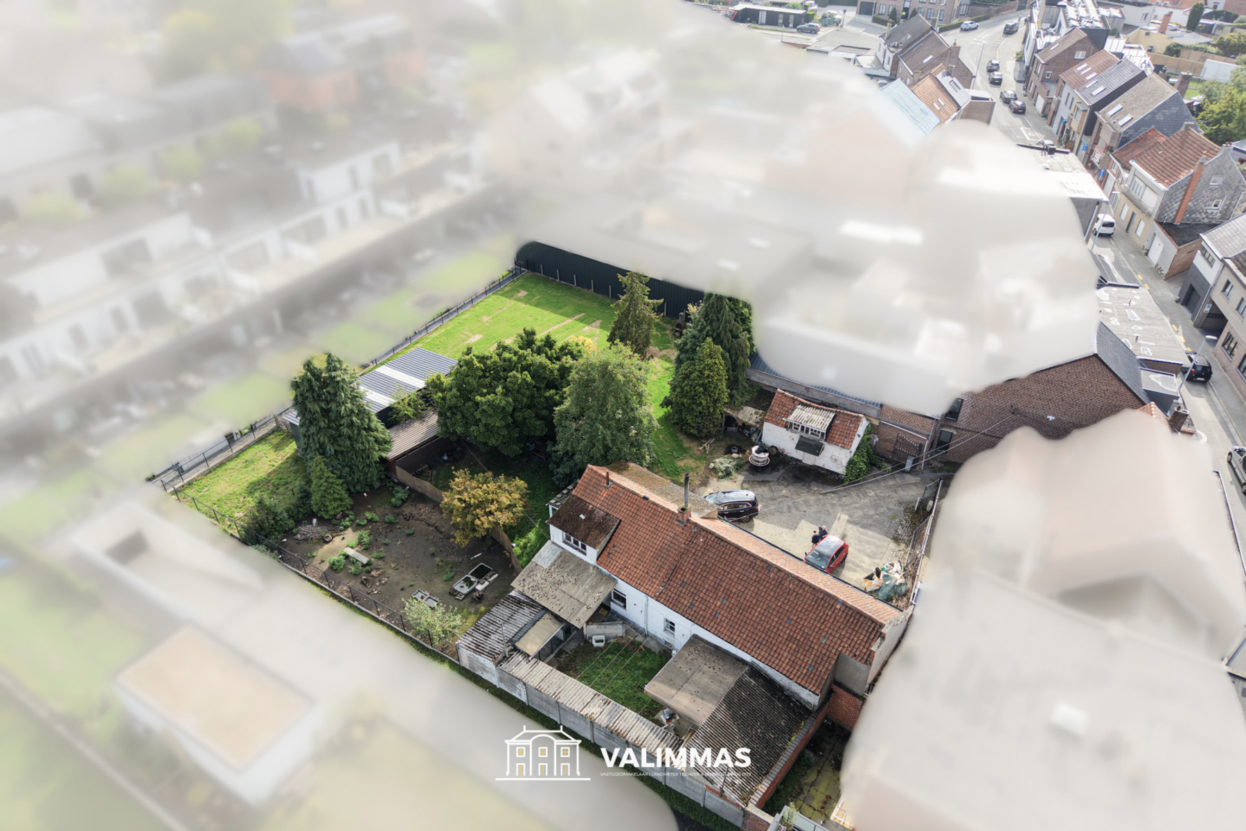 Ruime, nog te renoveren hoeve met tuin, garage & bijgebouwen - foto 5