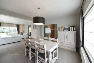 Ruime lichtrijke woning bestaande uit een inkomhall, bureel beneden, grote living, aparte ingerichte keuken, wasberging, kelder, 3 slaapkamers...