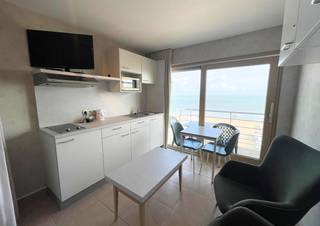 Deze gezellige studio met zeezicht is gelegen op de Zeedijk van Blankenberge, op wandelafstand van het centrum, winkels en het openbaar vervoer. Geniet van de perfecte combinatie van rust en bereikbaarheid!<br /><br />Indeling: inkom met vestiaire, aparte badkamer met toilet, douche en wastafel, woonkamer met dubbel bed, vernieuwde en geïnstalleerde keuken en zithoek. Tevens terras aanwezig met prachtig zicht op strand en zee.<br /><br />De studio wordt verkocht onder opstalrechtformule, wat zorgt voor een lagere aankoopprijs, aangezien de grond niet wordt aangekocht. Je betaalt jaarlijks een fiscaal aftrekbaar canon aan de grondeigenaar. De studio is uitsluitend geschikt als vakantieverblijf/investering en kan niet gebruikt worden voor domicilie.<br /><br />Voor meer informatie of een bezoek ter plaatse aarzel niet en bel Gaëlle op het nummer 0479 17 17 17
