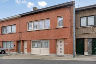 Op zoek naar een stevige woning met ruimte en potentieel? Deze goed gebouwde woning vormt een uitstekende basis om naar eigen smaak te actualiseren.
De woning beschikt over een ruime leefruimte van maar liefst 39m². Deze sluit aan op de grote keuken met toegang tot de zuid georiënteerde tuin met achteraan een garagebox, bereikbaar via een achterliggende weg. Op de verdieping vinden we twee grote slaapkamers en een badkamer en tevens de toegang tot de grote zolder die bereikbaar is via een vaste trap. Mits inrichting biedt deze ruimte de mogelijkheid om extra slaapkamers, een hobbyruimte of bureau te creëren. De PVC-ramen werden reeds vervangen.
Dankzij de zeer vlotte bereikbaarheid, met de E40 en het treinstation van Liedekerke in de nabije omgeving, is dit een interessante woning voor zowel gezinnen als pendelaars.
Troeven: zeer degelijke constructie • 2 ruime slaapkamers (eventueel 4) • zolder met vaste trap • mogelijkheid tot extra kamers • leefruimte 39 m² • grote keuken • vernieuwde PVC-ramen • ruime tuin • groen zicht • garagebox • achterliggende toegang • vlotte bereikbaarheid.
Kortom een woning met een stevige basis en veel mogelijkheden. Interesse? Boek een afspraak via kurt@immoaccenta.be.