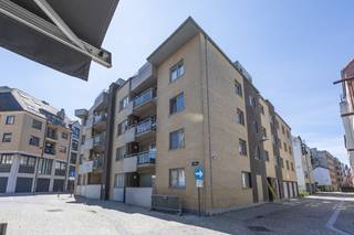 <ul>
<li>Dit drie slaapkamer appartement is gelegen op het Paulusplein, een zeer <strong>centrale</strong> en toch rustige <strong>ligging</strong>.</li>
<li>Het appartement is gelegen vlakbij het <strong>station</strong> en de <strong>Visserskaai</strong>.</li>
<li>De indeling is als volgt: inkom, leefruimte met open keuken, ruime berging, <strong>3 ruime slaapkamers</strong>, badkamer, toilet, terras en kelder.</li>
<li>Het betreft een zeer <strong>recente en kleinschalige residentie</strong> (2011).</li>
<li>Gezien de mooie oppervlakte (<strong>106m<sup>2</sup></strong>) kan dit appartement perfect dienen als woonappartement of 2e verblijf.</li>
<li>Bijkomende kenmerken: <strong>Gunstige EPC score</strong>, conforme elektrische keuring en asbestvrij.</li>
</ul>