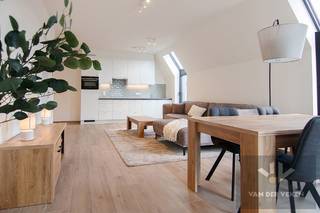 <span><u><strong>Recente, moderne serviceflat in luxeresidentie "Ursulinenhof", in het hart van het bruisende stadscentrum van Hasselt<br /><br />TROEVEN</strong></u>: <br />- Energiezuinig (EPC label A) <br />- Mooi terras zonder inkijk van buren <br />- Kwalitatief afgewerkt <br />- Toplocatie met horeca, winkels, openbaar vervoer, evenementen, ... op wandelafstand <br />- Hulpsysteem met 24/7 bereikbaarheid <br />- Pedicure, brasserie, kinesist, kapsalon, verpleging, administratieve hulp, ... op de site <br />- Prachtig aangelegde binnentuin<br />- Kelderberging inbegrepen in de vraagprijs<br />- Mogelijkheid tot aankoop ondergrondse autostaanplaats (€ 45.000,00)<br /><br /><strong>Locatie</strong> - Ursulinenhof is een werkelijk uniek woonzorgcentrum bestaande uit assistentiewoningen in het hart van de stad. Mede door zijn unieke locatie en moderne architectuur onderscheidt dit project zich van zovele anderen. Onder het goedkeurend oog van de zusters Ursulinen werd het voormalig Vrij Technisch Instituut verhuisd naar een meer toegankelijke locatie en werd de site aan het Groenplein omgevormd tot de moderne serviceflats, een ondergrondse parking, een binnentuin en een gezellig plein. U kan uw zilveren jaren spenderen in de schaduw van het oude stadhuis, midden in de hoofdstad van de smaak. </span><br /><br /><strong><span>Assistentiewoning</span></strong><span> - Deze assistentiewoning is gelegen op de tweede verdieping en heeft als indeling een inkomhal, de leefruimte met keuken en salon, een berging/wasplaats, een ruime slaapkamer en een badkamer met inloopdouche, toilet en wastafel. Zowel vanuit de slaapkamer en de leefruimte kom je op het terras dat uitkijkt op de Walputstraat. Extra bergruimte is er dankzij de kelderberging, die inbegrepen zit in de vraagprijs. Heeft u nood aan een ondergrondse parkeerplaats? Deze kan ook worden aangekocht, de vraagprijs hiervan is € 45.000,00. </span><br /><br /><strong><span>Voordelen - </span></strong><span>Extra voordelen van wonen in deze beschermde omgeving is uiteraard de mogelijkheid om een beroep te doen op diverse dienstenpakketten op maat van elk individu. Thuishulp, verpleging, een kapper, pedicure en kinesist staan te uwer beschikking. In geval van nood staat er 24/7 iemand paraat voor snelle interventies. </span><br /><span>Kortom, een tof appartement met een hoogwaardige afwerking. Een mooie opportuniteit op uw rustpunt in de stad en het voordeel om optimaal te kunnen genieten van alles wat deze mooie stad te bieden heeft.</span><br />