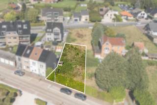 Te koop: Heirweg 115 te Idegem. <br />Verkoopsinfo : Pieter Cardoen, 0475 36 12 52 , pieter@cornelis-goeman.be <br /><br />Mooi gelegen stuk bouwgrond voor half open bebouwing met een totale oppervlakte van 397 m2.<br />- geen bouwverplichting <br />- geen overstromingsgevoel gebied, A-label<br />- kort bij N8 richting met oa. vlotte verbinding naar o.a Brussel/Aalst/oprittencomplex E40 <br />- op 5 min rijden treinstation Schendelbeke met vlotte verbinding naar o.a Brussel <br /><br />Benieuwd wat de kostprijs zou zijn om op deze grond een woning te bouwen? Contacteer ons voor een vrijblijvend bestek.<br /><br />Perceelbreedte 13,68 aan straatkant en 8,1 achteraan m<br />Maximale perceeldiepte is 86,15 m <br />Gelijkvloers bouwdiepte is 15 m.<br />Gelijkvloers bouwbreedt is 10,38 m<br /><br />Bijkomende info (o.a. VGI, verkavelingsvergunning, plannen, ..) zijn beschikbaar op aanvraag bij Pieter Cardoen via pieter@cornelis-goeman.be <br />Vermelde afmetingen in deze advertentie zijn informatief en niet bindend.