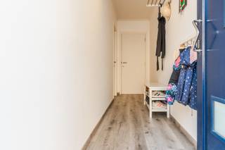 <p>Welkom in de <strong>Azalealaan 11 te Sint-Niklaas</strong>.<br /><br />Deze <strong>instapklare rijwoning</strong> heeft vier slaapkamers, een open leefruimte en een tuin met een grote berging.<br />Ook <strong>zonnepanelen en airco</strong> zijn aanwezig.<br /><br />We stappen binnen in de <strong>inkomhal</strong> met een afzonderlijk <strong>gastentoilet</strong>.<br />Aan de voorzijde ligt de <strong>open keuken</strong>, met veel kastruimte en een praktisch werkblad.<br />Aansluitend vinden we de <strong>eetplaats</strong> en het <strong>salon</strong>. Het brede schuifraam achteraan brengt veel daglicht binnen en geeft zicht op de <strong>Zuidgerichte tuin.</strong><br />Via het salon stap je op het <strong>terras met elektrisch zonnescherm</strong>. Hier is plaats om buiten te eten of rustig te zitten. Enkele treden hoger ligt het gazon, met plantenborders langs het tuinpad.<br />De <strong>grote tuinberging</strong> (20 m2) achteraan is een echte troef: je hebt er ruimte voor tuinmateriaal, extra opslag of een werkplek voor je hobby.<br /><br />Op de <strong>eerste verdieping</strong> vinden we<strong> twee slaapkamers</strong>, met de hoofdslaapkamer aan de achterzijde.<br />De <strong>badkamer</strong> is uitgerust met een ligbad met douche, een lavabomeubel en een toilet.<br />De afzonderlijke <strong>wasberging</strong> biedt plaats voor een wasmachine, droogkast en je poetsgerief.<br /><br />Een <strong>vaste trap</strong> brengt ons naar de zolderverdieping met de <strong>derde en vierde slaapkamer</strong>.<br />Eén van deze kamers wordt momenteel als speelkamer gebruikt.<br />De dakramen zorgen voor natuurlijk licht.<br /><br /><strong>Technisch en praktisch:</strong></p>
<ul>
<li><span>EPC-score: 123 kWh/m²/jaar.</span></li>
<li><span>Zonnepanelen: 3.910 Wp.</span></li>
<li><span>Airco aanwezig.</span></li>
<li><span>G-score: A — P-score: A.</span></li>
<li><span>Stedenbouwkundige informatie: in aanvraag.</span></li>
<li><span>Beschikbaar vanaf juli 2027.</span></li>
</ul>
<p><br />Zoek je een instapklare woning met vier slaapkamers en een tuin in het centrum van de stad?<br /><strong>Maak snel een afspraak</strong> en ontdek de Azalealaan 11 tijdens een bezoek.<br /> </p>