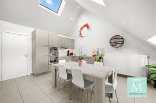 UIterst charmant appartement met 2 slaapkamers pal in het centrum!Ben je op zoek naar een super leuk appartement met veel lichtinval op de tweede...