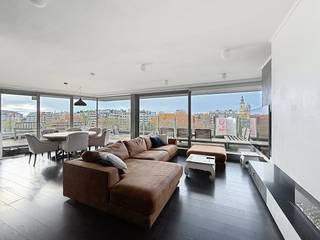 Ontdek dit prachtige, instapklare appartement gelegen op de zesde verdieping in een gebouw in de Hendrik Waelputstraat in Gent. Dit appartement is uitstekend gelegen, nabij het centrum, scholen, winkels en openbaar vervoer.Eén van de absolute troeven van dit appartement zijn de twee riante terrassen aan beide zijden van het gebouw, die zorgen voor maximale lichtinval en een prachtig open zicht. Perfect om te genieten van van de rust op elk moment van de dag.Indeling:inkomhal - leefruimte met geïnstalleerde, open keuken - berging - terras 1 - toilet - badkamer met douche en ligbad - slaapkamer 1 - slaapkamer 2 - slaapkamer 3 - terras 2Een autostaanplaats dient men verplicht bij te huren aan 125,00 EUR/maand.De gemeenschappelijke kosten, onder de vorm van een provisie, bedragen 100,00 EUR/maand en dienen voor het onderhoud van de gemeenschappelijke delen.Het appartement is beschikbaar vanaf 01/11/2025.