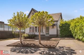 Deze charmante open bebouwing aan de Michel Janssensstraat 19 in het hart van Scherpenheuvel biedt een unieke kans voor wie op zoek is naar een instapklare woning met karakter.<br />De woning is uitstekend gelegen nabij het gezellige centrum, waardoor alle voorzieningen vlot bereikbaar zijn. Op een perceel van 582 m² geniet je van een fijne tuin, een handige garage en een oprit met plaats voor maar liefst drie wagens.<br /><br />In 2020 onderging de woning een laatste renovatie, waardoor ze vandaag in een quasi instapklare staat verkeert. Ook op vlak van energiezuinigheid scoort de woning goed met een EPC-label D, wat betekent dat er geen onmiddellijke renovatieverplichting rust op het pand.<br />Een grote troef zijn de 12 zonnepanelen met een totaalvermogen van 3900 Wp, die zorgen voor een aanzienlijke besparing op je energiefactuur. Bovendien is de elektrische installatie volledig conform. <br /><br /><br /><strong><u>INDELING:</u></strong><br /><strong>Gelijkvloers:</strong> inkomhal, leefruimte, keuken, badkamer, toilet, eetkamer, slaapkamer <br /><strong>1ste verdieping: </strong>1<strong> </strong>slaapkamer, bureau<br /><strong>Tuin</strong>: met garage<br /><strong>Kelder:</strong> cv-ruimte, aansluiting wasmachine en droogkast<br /><br />Ervaar zelf de vele voordelen van deze woning tijdens een persoonlijke rondleiding.<br /><br />Maak vandaag nog je afspraak.<br />Mail naar info@immopersyn.be of bel 013 444 008.
