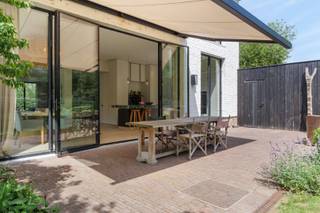 Nichée dans un environnement verdoyant et particulièrement paisible, cette villa récente bénéficie d’une situation privilégiée, à proximité du Zwin et de la place Oosthoek. Construite avec des matériaux de qualité et dotée de finitions soignées, elle offre un excellent niveau de confort allié à une ambiance chaleureuse.<br /><br />Composition : <br />Le rez-de-chaussée se compose d’un hall d’entrée avec toilette séparée et vestiaire. La pièce de vie, baignée de lumière grâce à ses grandes fenêtres et ses hauts plafonds, comprend un coin salon avec cheminée à gaz, une cuisine ouverte entièrement équipée et une salle à manger. Une buanderie spacieuse avec raccordements pour lave- et sèche-linge attenant à la cuisine.<br />Le jardin, orienté plein soleil, dispose d’une terrasse et d’un abri pratique pour vélos.<br />Une première mezzanine accueille un bureau lumineux ainsi qu’un espace TV, offrant des zones supplémentaires de détente ou de travail.<br />Au 1er étage se trouvent quatre chambres confortables, chacune équipée d’une douche privative, d’un lavabo et de rangements intégrés, ainsi qu’un toilette séparée. Une seconde mezzanine dessert une cinquième chambre, agrémentée d’une sauna infrarouge, d’un toilette et d’une pièce technique.<br />Le 2e étage est entièrement dédié à la master bedroom : une somptueuse suite parentale comprenant une vaste chambre, un grand dressing, une luxueuse salle de bain (baignoire, douche et double lavabo) ainsi qu’un espace de rangement.<br />À l’extérieur, une allée privée offre un stationnement pour quatre véhicules.<br /><br />Une villa récente, pratique et confortable, située en lisière de forêt et offrant un cadre de vie agréable.<br /><br />Contactez Immo Bis sans tarder pour organiser une visite.