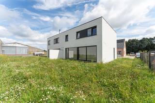 Snel verhuizen naar jouw nieuwbouwwoning? Dat kan in Oeselgem, een charmante deelgemeente van Dentergem! Ontdek deze reeds gebouwde woning en geniet van het landelijke karakter van de prachtige streek, met idyllische Leiearmen en uitnodigende wandelpaden. Bovendien is deze locatie uitstekend bereikbaar: Waregem en Deinze liggen op slechts 15 minuten rijden.
Deze moderne, nieuwe woning op lot 6 omvat: een inkomhal, een ruime woon- en eetkamer met veel lichtinval, een open keuken, een bureau en een praktische berging. Op de eerste verdieping vind je drie slaapkamers, een badkamer en een extra berging.
Kom zelf ontdekken wat deze woning te bieden heeft!
Contacteer ons voor meer informatie of een afspraak. Wil je de locatie alvast bekijken? De verkaveling bevindt zich links naast Vijvestraat 30 in Oeselgem.