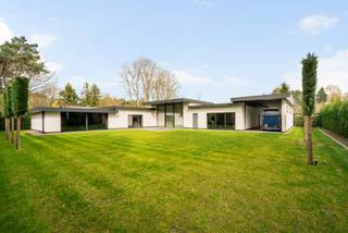 Villa de plain-pied de luxe moderne (2025) située dans un endroit résidentiel et boisé à Pelt (Grote Heide). La maison a été finie avec...