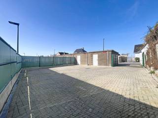 Twee Garages Met Extra Grond op een uitstekende locatie!Deze twee afgesloten garageboxen bevinden zich naast elkaar en zijn als eerste gelegen in de...