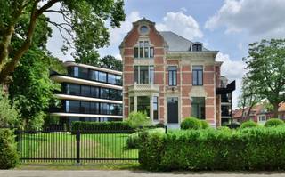 Penthouse de luxe avec terrasse généreuse situé dans un emplacement de choix, près du centre de Brasschaat ! Ce penthouse mesure pas moins de 305 m²...