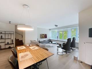 Dit appartement met 2 slaapkamers en 2 badkamers is gelegen aan de Maria Van Bourgondiëlaan te Brugge. Hier geniet je van het beste van twee werelden: een oase van rust tussen het water en het groen, gecombineerd met het comfort van ruim wonen en de stad op wandelafstand.<br /><br />De ruime leefruimte heeft een heerlijke lichtinval en biedt een prachtig zicht op de groene omgeving. Bovendien bevinden zowel het bruisende historische centrum van Brugge als de belangrijkste invalswegen zich op een boogscheut.<br /><br />Een grote troef is de afgesloten garagebox, inbegrepen in de huurprijs.<br /><br />Indeling:<br />3°V: Inkomhal met apart toilet - woonkamer (37 m²) - keuken (8 m²) voorzien van keramisch kookplaat, dampkap, frigo, diepvries, vaatwasser, oven, aansluiting wasmachine en droogkast en voldoende kastruimte - berging (3 m²) - badkamer (4 m²) - badkamer (3 m²) - slaapkamer (15 m²) - slaapkamer (15 m²).<br /><br />Algemeen:<br />- Huurprijs: € 995,00/maand<br />- Een grote troef is de afgesloten garagebox, inbegrepen in de huurprijs.<br />- Profivisie gem. kosten: € 55,00/maand<br />- Onmiddellijk beschikbaar<br /><br />Wenst u meer info en/of een bezoek? Neem dan contact met ons op via onze website. We helpen u graag verder.<br /><br />De snelste manier om een bezoek te brengen aan dit pand? Vraag je bezoek aan via de roze knop op onze website (www.dewaele.com) en je wordt gecontacteerd door één van onze verhuurexperten.<br /><br />