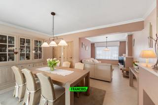 Deze prachtige instapklare woning in Lissewege werd de afgelopen jaren quasi volledig gerenoveerd, waarbij steeds gebruik werd gemaakt...