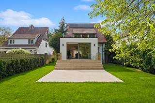 <p><strong>Karaktervolle totaalrenovatie met luxe afwerking, EPC A en uitzonderlijke tuin van 800 m²</strong><br />Op zoek naar een unieke combinatie van charme, ruimte en energiezuinig wonen? Deze <strong>prachtig gerenoveerde woning (2026)</strong> aan de Brusselsesteenweg 427 in Mechelen biedt het allemaal. Authentieke elementen werden met zorg behouden en gecombineerd met een hoogwaardige, moderne afwerking.</p><p></p><p><strong>Richtprijs: €779.000<br />Beschikbaarheid: vanaf akte<br />Onder registratiebelasting</strong></p><p></p><p><strong>Ruimte en indeling </strong><br />Met een <strong>bewoonbare oppervlakte van 286 m²</strong> geniet u van een uitzonderlijk ruimtegevoel. De woning verwelkomt u via een <strong>ruime inkomhal met apart gastentoilet</strong>. Verder beschikt ze over een <strong>volledig uitgeruste keuken</strong>, een <strong>open leefruimte met sterke connectie naar het terras en de tuin</strong>, een <strong>aparte bureau</strong> en een <strong>praktische wasruimte</strong>. Op de verdiepingen bevinden zich <strong>3 volwaardige slaapkamers</strong>. Een exclusieve badkamer in mortex, voorzien van bad, douche en dubbele lavabo. Daarnaast beschikt de woning over een <strong>ruime kelder met inpandige garage</strong>.</p><p><strong>Duurzaam en toekomstgericht</strong><br />Deze woning is volledig futureproof dankzij <strong>vloerverwarming op het gelijkvloers</strong>, een <strong>warmtepomp</strong>, <strong>zonnepanelen</strong>, een <strong>groendak</strong> en een <strong>EPC-label A</strong>.</p><p></p><p><strong>Afwerking en beleving</strong><br />De afwerking is van topniveau met materialen zoals <strong>mortex, natuursteen, travertin en parket</strong>. Authentieke accenten zoals een <strong>glas-in-lood tussendeur</strong> geven de woning extra karakter en warmte. Het verhoogde terras biedt een prachtig zicht op de <strong>diepe, oostgerichte tuin van 800 m²</strong>, met een achterliggend bos – een zeldzame oase van rust.</p><p>Gelegen op een <strong>strategische locatie (Mobiscore 8,9/10)</strong> met vlotte verbindingen naar het centrum van Mechelen, winkels, scholen en de as Antwerpen–Brussel.</p><p></p><p><strong>Een woning die u moet beleven. Plan vandaag nog uw bezoek en laat u verrassen.</strong><br /><strong>nico@altro-vastgoed.be - 04 88 42 42 24 </strong><br /><strong>emma@altro-vastgoed.be - 04 56 89 11 63</strong></p>