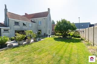 Gezellige halfopen woning met 4 slaapkamers en zonnige tuin op 898m² – Landelijk wonen in het charmante AarseleDroom je van een gezellige thuis op...
