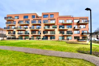 Deze parel is gelegen in een aangename omgeving, tussen het groen en vlakbij het centrum van Eeklo. Dit nieuwbouwappartement op de derde verdieping geniet een uiterst laag EPC en is dus zeer energiezuinig. Een extra troef zijn de twee privatieve zonnepanelen.
Via een wandelpad tussen het groen bereikt u de inkomhal met lift. Dit appartement beschikt over een open leefruimte met aansluitend een zonnig terras en een volledig ingerichte keuken.
U beschikt over twee ruime slaapkamers, een badkamer, een berging die tevens ook dienst doet als wasplaats en een apart gastentoilet.
Uw wagen parkeert u in de ondergrondse garage. Bovendien bergt u uw voorraad op in de privatieve kelderberging. Ook de fietsers komen aan hun trekken; uw fiets kan zowel bovengronds als ondergronds in de gemeenschappelijke fietsenberging gestald worden.
Wenst u een bezoek aan dit energiezuinige, lichtrijke, ruime appartement? Bel ons voor een bezoek of mail naar info@vastgoedunicum.be, wij helpen u graag verder!
Virtuele rondleiding?
https://youtube.com/shorts/304F1buUXTI