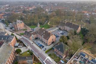 Prachtig duplex-appartement met garage aan het Kasteelpark in HeuleBent u op zoek naar een ruim appartement in een groene en rustige omgeving, maar...