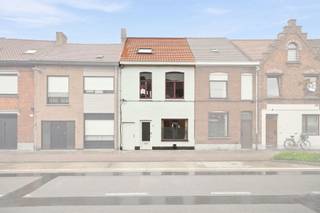 <span>Op zoek naar een renovatieproject op een toplocatie te Sint-Michiels? Zoek dan niet verder, want deze ruime en lichtrijke woning biedt ontzettend veel potentieel.</span><br /><br /><span>Laat je niet afschrikken door het EPC F, want het energieprestatiecertificaat dateert nog van voor de volledige vernieuwing van het dak! Ook de elektriciteit is conform.</span><br /><br /><span>De woning heeft een inkomhal, een lichtrijke leefruimte, een gesloten keuken met veranda en aanpalend de badkamer (met toilet). Naast de woning is er een doorgang naar de tuin, waar er bovendien een tuinberging aanwezig is.</span><br /><br /><span>Op de eerste verdieping bevinden zich 2 grote slaapkamers en de zolderruimte werd doorgedreven geïsoleerd en voorzien van 2 nieuwe veluxramen, klaar voor een 3e (en eventueel 4e) slaapkamer.</span><br /><br /><span>Opgelet, er rust een renovatieplicht op de woning sedert 2023, maar de vergunning om de woning te renoveren is in 2026 goedgekeurd, dus de werken om de woning naar een label D te brengen kunnen onmiddellijk van start gaan.</span><br /><br /><span>Interesse in deze woning op een topligging vlakbij het station, winkels, centrum Brugge en scholen, aarzel dan niet om Els van Immo de Stoute te contacteren!</span>