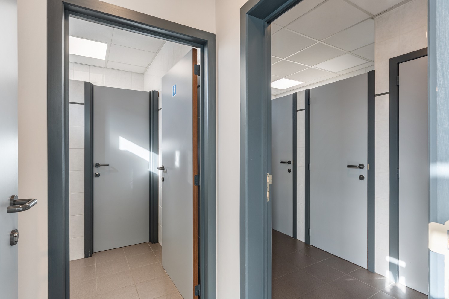 Uniek kantoorgebouw / handelspand te Wezemaal met een oppervlakte van ca 500m2 en parking achter het gebouw ! - photo 5