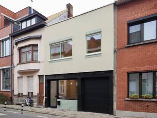 Volledig gerenoveerd duplex appartement met behoud van authentieke elementen, eerste bewoning.
Het apprtement ligt vlakbij het bruisende Krugerplein met café Bar Leon, Frituur Tina, bakkerij Boulot en ijsbar Borgo Gelato. Wandelafstand van winkels, scholen, openbaar vervoer, parken Spoor Oost en Rivierenhof, de Roma en Trix.
Vlotte verbinding met Antwerpen centrum, Centraal &amp; Berchem station, singel en ring.
Indeling: polyvalante ruime (bureau, praktijk, expo, fietsen,…) op het gelijkvloers, twee slaapkamers op de eerste verdieping, alsook een stijlvol ingerichte polyester badkamer, volledig uitgeruste keuken, woonkamer en eetkamer. 
Waterverbruik apart te betalen (50€). Eigen gas en elektriciteitsmeter. Onmiddellijk beschikbaar. Grondplan en EPC beschikbaar op: https://www.vg123.be/nl/huis-te-huur-in-antwerpen/7320703 