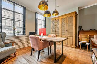 Deze volledig gerenoveerde woning (ca 275m2 bew opp) straalt meteen een authentieke charme uit, dit in combinatie met alle luxe. Men betreedt...