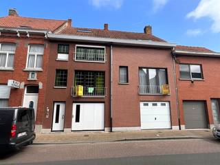 Ontdek deze ruime woning, ideaal voor wie op zoek is naar een project met potentieel. Met een bewoonbare oppervlakte van 296m² en een perceeloppervlakte van 370m², biedt deze woning talloze mogelijkheden voor renovatie en personalisatie. Bij binnenkomst wordt u verwelkomd in de inkomhal die leidt naar een open leefruimte, ideaal voor een eetkamer of een gezellige zithoek. De keuken is functioneel en voorzien van alle noodzakelijke aansluitingen. De woning beschikt over meerdere ruimtes die naar eigen wens kunnen worden ingedeeld, waardoor u de mogelijkheid heeft om een aantal slaapkamers en badkamers naar uw behoeften te ontwerpen. Aan de achterzijde bevindt zich een zonnig terras dat uitkijkt op een onderhoudsvriendelijke tuin, een geweldige plek voor ontspanning en buitenactiviteiten. De kelder biedt extra opslagruimte, 1ste berging van € 16m² en een 2de berging van 13m². De garages geven een gezamelijke oppervlakte van 45m². Dit pand is gelegen in een rustige straat en toch nabij alle essentiële voorzieningen en openbaar vervoer. Een unieke kans om van dit pand een droomhuis te maken. Aarzel niet en plan vandaag nog uw bezichtiging!