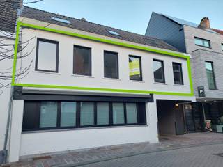 In het hartje van Maldegem vind je dit prachtig gerenoveerde appartement met 3 slaapkamers, een EPC-score B en een aangenaam zonnig terras.Bovendien...