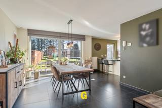 In Eigenbilzen, langs de Lochtstraat ter hoogte van nummer 14, bevindt zich deze hedendaagse zeer degelijke woning op een mooi perceel van 7a...