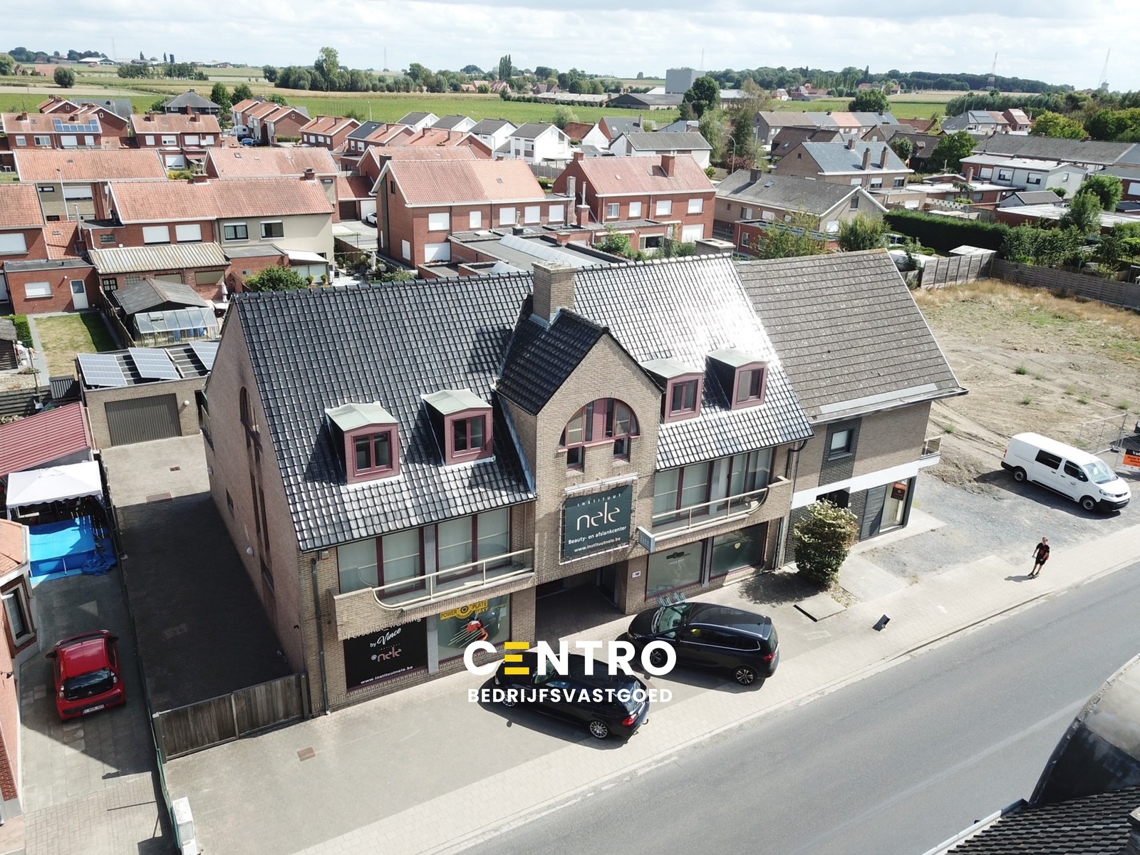 PRAKTIJKRUIMTE / KANTOOR op gelijkvloers van 130m² met parkeergelegenheid voor de deur! - foto 1