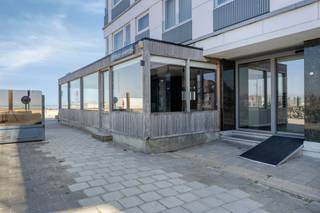 Het restaurant is een hoekpand met frontaal zicht op de zee en gelegen aan het recent heraangelegde Vissershuldeplein.Aan de overzijde van de dijk hoort ook een terras bij de zaak.Indeling:Gelijkvloers: restaurant, bar, keuken, toiletten en trap naar ondergrondse verdieping.Er zijn 3 ondergrondse parkeerplaatsen (heden zijn de parkeerplaatsen ingericht als stockage voor de zaak) inbegrepen in de prijs.Bestuursmaatregelen in het maatregelenregister: nee
