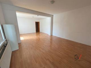 <p>Are you looking for an attractive investment that offers immediate rental income and future potential? Then this property at Hombeeksesteenweg 273 in Mechelen is definitely worth a visit.<br />This property is currently divided into two rented residential units and therefore immediately generates a stable return. According to data from the city of Mechelen, the property is officially registered as a residence, which offers additional prospects for the future.<br />On the ground floor is a well-maintained one-bedroom apartment with a pleasant private garden. The duplex upstairs features two bedrooms and a sunny terrace, providing an attractive living experience for the tenants.<br />The location is a definite plus. Just a few minutes by bike takes you to the historic center of Mechelen with its shops, restaurants, and cultural attractions. For relaxation, the popular Vrijbroekpark is a mere three-minute walk away. Furthermore, the property benefits from easy access to major thoroughfares, public transportation, and schools.</p><p>This property combines a prime location, immediate rental income, and promising future potential, making it particularly attractive to both investors and buyers with a long-term vision. Would you like more information or to schedule a visit? Call Lauren at Gilles Vastgoed at 0468/486 127.</p>