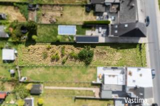 Deze bouwgrond voor een halfopen bebouwing biedt u de unieke kans om jouw droomhuis te realiseren in een vredige omgeving.<br /><br />U heeft de vrijheid om jouw eigen architecturale visie tot leven te brengen. Of u kiest voor een modern huis, een charmante cottage of een minimalistische aanpak, de mogelijkheden zijn eindeloos en verder af te stemmen met dienst stedenbouw.<br /><br />Deze grond met een kadastrale oppervlakte van 7 a 05 ca, perceelbreedte +/- 11,5 meter en biedt u de mogelijkheid om een comfortabele woning te bouwen met een mooie tuin.<br /><br />Het perceel heeft een zeer gunstige ligging op vlak van mobiliteit - op korte afstand beschikt u over alle nodige voorzieningen, zoals winkels, scholen en openbaar vervoer. Daarnaast is Liedekerke interessant gelegen vlakbij Affligem en Aalst en met goede verbindingen naar Brussel.<br /><br />Perceel gelegen in woongebied / Niet overstromingsgevoelig / Geen bouwverplichting …. Kortom, zeldzame kans om uw ideale (t)huis te bouwen in een landelijke omgeving. Neem vandaag nog contact met ons op en laat je dromen werkelijkheid worden!<br /><br />! Afmeting zijn bij benadering en gemeten via CADgis Applicatie.