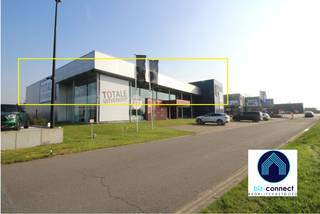 <u><strong>Uitstekend gelegen SHOWROOM op een zichtlocatie langs de N44 te Maldegem.</strong></u><br /><br />Deze Open Space showroom bevindt zich op de eerste verdieping van een modern handelscomplex met uitstraling waar op het gelijkvloers prachtige showrooms zijn geïnstalleerd gerelateerd aan de meubelsector en interieurprojecten op maat enerzijds, en bouw-gerelateerde artikelen zoals zonweringen, terrasoverkappingen en buitenschrijnwerk anderzijds.<br /><br /><br />De showroom wordt verhuurd volgens het shop-in-shop principe met een vrije doorloop van het ene naar het andere compartiment, met gemeenschappelijke faciliteiten en tal van voorzieningen die inbegrepen zijn.<br />Zowel geschikt voor B2B als B2C toepassingen.<br />Ruime parking voor de deur.<br /><br /><br />De totale oppervlakte bedraagt 560m² showroomvloer met een aansluitende magazijnruimte van 216m².<br />De ruimte kan ook in 2 delen worden verhuurd zodat elk compartiment bestaat uit 280m² showroom en ca.108m² magazijnruimte.<br /><strong><em>De vermelde maandelijkse huurprijs prijs betreft één compartiment van 280m² + 108m² magazijnruimte</em></strong><br />Het magazijn beschikt over een ruime goederenlift van en naar het gelijkvloers en is toegankelijk via een grote sectionaalpoort achteraan het gebouw.<br /><br /><strong>In de huurprijs is het volgende inbegrepen:</strong><br /><br />- gebruik van sanitair op het gelijkvloers<br />- elektriciteit voor verlichting, stopcontacten en airconditioning<br />- verwarming voor de showroom tot 18 à 20 graden tijdens openingsuren van 9-18 uur.<br />- airconditioning voor de showroom tot 24 à 25 graden tijdens openingsuren van 9-18 uur.<br />- brandblusapparaten, incl. de jaarlijkse keuring<br />- reinigen van de ramen 2x per jaar<br />- aandeel in de onroerende voorheffing<br /><br /><br /><br /><br /><strong>Financieel</strong><br />- huurprijs per compartiment van 280m² met 108m² magazijn : 3.125 euro/mnd.<br />- huurprijs jaarlijks te indexeren<br />- algemene kosten gemeenschappelijke delen : niet van toepassing<br />- onroerende voorheffing ten laste van de huurder : inbegrepen in de huurprijs<br />- waarborg 3 mnd huur<br />- éénmalige kosten ten laste van de huurder met betrekking tot de huurovereenkomst :<br />50% van de kosten plaatsbeschrijving + registratierecht FOD Fin.<br /><br />alle verdere info op aanvraag<br />Beschikbaarheid te bespreken<br />Bezoek enkel of afspraak