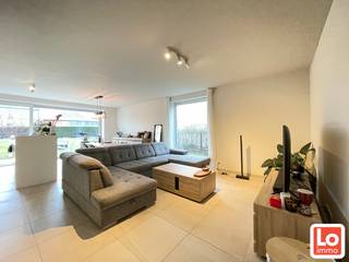 Deze recente HOB met carport is gelegen in een wooncomplex van 8 woningen in het centrum van Beervelde, nabij winkels, scholen én vlakbij...