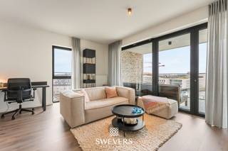 Voor meer info en foto’s, surf naar www.swevers.be– Ontdek dit stijlvolle en instapklare appartement van 72 m² op de zesde verdieping van de moderne...