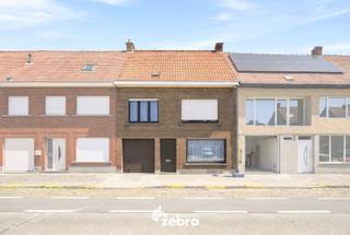 <p><strong>Het bezoekmoment gaat door op zaterdag 25/07/2026 (enkel op afspraak).</strong><br /><br />Deze statige gezinswoning geniet van een vlotte verbinding naar het centrum, scholen, winkels en openbaar vervoer. Dankzij de gunstige ligging bevinden alle dagelijkse voorzieningen zich binnen handbereik.<br /><br />Bij het betreden van de woning komt u terecht in de inkomhal, die toegang biedt tot de gezellige woonkamer. Aansluitend bevinden zich de keuken, een inpandige garage met automatische poort, een praktische berging, een lichtrijke veranda en een ruime wasplaats. Op het gelijkvloers is eveneens een apart gastentoilet aanwezig.<br />Op de eerste verdieping bevinden zich drie meer dan volwaardige slaapkamers met rolluiken en een badkamer met toilet, dubbele lavabo en douche. De zolder (40 m²), bereikbaar via een vaste trap, biedt ruimte voor het creëren van twee extra slaapkamers.<br /><br />Buiten vindt u een aangenaam terras met een volledig afgesloten, gezellige, zuidgerichte tuin.<br /><br />De woning beschikt over een EPC-label D, conforme elektriciteit en centrale verwarming op aardgas.<br /><br /><strong>Ook wild geworden van deze thuis?<br />Twijfel dan niet langer en leg vandaag nog uw bezoek vast!</strong></p>