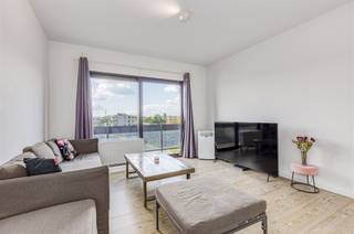 <p><span>Dit gezellig en lichtrijk appartement bevindt zich in de Galgenweellaan op de </span><span>vierde en bovenste verdieping</span><span> van een goed onderhouden gebouw. Dankzij de ligging aan de achterzijde van de residentie geniet je hier van een prachtig zicht op het </span><span>Galgenweel</span><span>. Linkeroever staat bekend om zijn groene omgeving, de nabijheid van de Schelde en de vele recreatiemogelijkheden. Tegelijkertijd zijn winkels, openbaar vervoer en belangrijke invalswegen binnen handbereik, met het stadscentrum van Antwerpen op een boogscheut.</span></p><p><span> </span></p><p><span>Het appartement heeft een oppervlakte van </span><span>ca. 50m²</span><span>, telt </span><span>één slaapkamer</span><span> en beschikt over een </span><span>autostaanplaats en berging</span><span>. </span></p><p><span> </span></p><p><span>Indeling:</span></p><p><span>-gelegen op de 4e verdieping</span></p><p><span>-inkomhal met ingemaakte kast</span></p><p><span>-apart toilet</span></p><p><span>-lichtrijke woonkamer met schuifraam en buitenruimte</span></p><p><span>-praktische keuken</span></p><p><span>-ruime slaapkamer</span></p><p><span>-badkamer met inloopdouche</span></p><p><span> </span></p><p><span>Algemeen gebouw:</span></p><p><span>-lift aanwezig</span></p><p><span>-rustige en groene omgeving</span></p><p><span>-goed onderhouden residentie</span></p><p><span> </span></p><p><span>Troeven</span></p><p><span>-zicht op het Galgenweel</span></p><p><span>-lichtrijk appartement</span></p><p><span>-berging en autostaanplaats verplicht bij aan te kopen aan 20.000 euro</span></p><p><span>-vlotte verbinding met centrum Antwerpen en invalswegen</span></p><p><span>-verhuurd aan €770 + €95 /maand</span></p><p><span> </span></p><p><span>Ben jij geïnteresseerd in dit appartement op Linkeroever, ben je op zoek naar ander vastgoed of wens je de waarde van jouw eigendom te kennen? Dan ben je bij BOLT immo aan het juiste adres! Wij helpen jou graag verder.</span></p>