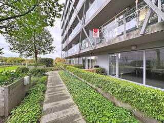 Dit lichtrijke en energiezuinige appartement met twee slaapkamers bevindt zich op een uitzonderlijke locatie, pal aan het station van Brugge en uitkijkend op het Marie Popelinplantsoen. Met een gunstig EPC-label A geniet je hier van een laag energieverbruik en een hoog wooncomfort.Dankzij de centrale ligging bevinden winkels, openbaar vervoer en het historische stadscentrum zich allemaal op wandelafstand. Dit maakt het appartement niet alleen interessant voor eigen bewoning, maar ook als investering.Via de inkomhal met gastentoilet kom je in de aangename leefruimte met open keuken. De grote raampartijen zorgen voor veel lichtinval en geven toegang tot het terras van 10m², waar je kan genieten van het rustgevende, groene uitzicht op het park.Verder beschikt het appartement over een praktische berging, een badkamer en twee comfortabele slaapkamers.Indeling (84 m²):Eerste verdieping: Inkomhal met gastentoiletLeefruimte met open keuken (30 m²) Terras (10 m²)Berging (3 m²) Badkamer met dubbele lavabo en bad (5 m²)Slaapkamer 1 (12 m²) Slaapkamer 2 (8 m²) Balkon (2 m²)
