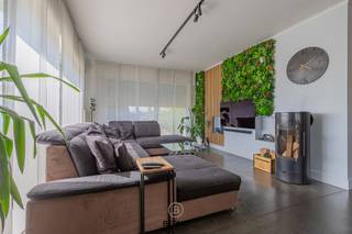 <strong>Instapklare gezinswoning op mooi perceel</strong><br /><br />📐 Bewoonbare oppervlakte: 199 m²<br />🌿 Perceel: 572 m²<br />📊 EPC C<br /><br />In de Baasrodestraat in Lebbeke bevindt zich deze verzorgde en instapklare woning die ruimte, comfort en energiezuinigheid mooi combineert. Dankzij de vlotte bereikbaarheid en de nabijheid van winkels, scholen en openbaar vervoer geniet u hier van een aangename en praktische woonomgeving.<br /><br />De woning beschikt op het gelijkvloers over een inkomhal, een gezellige leefruimte, een functionele keuken, apart toilet en een inpandige garage. Op de eerste verdieping bevinden zich drie volwaardige slaapkamers, een badkamer en een aparte douchekamer, wat extra comfort biedt voor gezinnen. Daarnaast werd ook de zolder volledig afgewerkt en ingericht, ideaal als extra slaapkamer, hobbyruimte of bureau.<br /><br />Buiten geniet u van een aangename zuidoostgerichte tuin, waar u volop kan genieten van rust en zonlicht. Met een perceeloppervlakte van 572 m² biedt deze eigendom voldoende buitenruimte zonder aan onderhoudsgemak in te boeten.<br /><br />Ook op energetisch vlak scoort de woning sterk dankzij de aanwezigheid van zonnepanelen en een thuisbatterij, aangevuld met een gunstig EPC-label C.<br /><br />Troeven
<ul>
<li>Instapklare woning</li>
<li>3 slaapkamers + afgewerkte zolder</li>
<li>Badkamer én aparte douchekamer</li>
<li>Zuidoostgerichte tuin</li>
<li>Zonnepanelen en thuisbatterij</li>
<li>EPC C</li>
</ul>
Bent u op zoek naar een ruime woning waar u onmiddellijk kan intrekken? Dan is deze eigendom in Lebbeke zeker een bezoek waard. Contacteer ons voor meer info of een bezoek op het nummer 052 20 24 40 of via mail niels@berno.be.