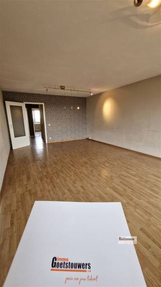 <p><span>Appartement op centrale ligging met twee slaapkamers, terras.</span></p><p><span> </span></p><p><span>Indeling:</span></p><p><span> </span></p><p><span>Op de 8ste verdieping gelegen met een mooi uitzicht over Antwerpen.</span></p><p><span>Een inkomhal, keuken (diepvries, oven, ijskast, oven en dampkap), leefruimte op laminaat, bijkeuken (aansluiting wasmachine), twee slaapkamers, badkamer en een terras.</span></p><p><span>Een veiligheidsdeur. Overal dubbele beglazing. Onmiddellijk beschikbaar.</span></p>