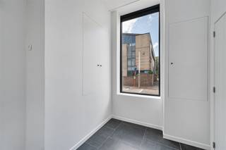 Topper! Volledig gerenoveerde woning met 3 slpk te koop! Indeling: inkomhal met gastentoilet, vooraan de woning is er een extra ruimte die dienst...