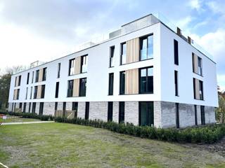<strong>Gelijkvloers app met 1 slpkm, tuin, staanplaats binnen en kelderberging<br />Ideaal appartement voor alleenstaande of koppel !</strong><br />Dit prachtige nieuwbouwappartement combineert moderne luxe met een rustige woonervaring, en is perfect voor wie op zoek is naar comfort en stijl.<br />Bij binnenkomst betreedt u een ruime inkomhal met ingemaakte kasten en die uitkomt in een smaakvolle leefruimte. Deze open leefruimte, met aansluitende keuken, beschikt over alle keukentoestellen, incl. vaatwas. Geen probleem voor het plaatsen van kasten door de aanwezigheid van vloerverwarming.<br />De slaapkamer biedt een oase van rust, en grenst direct aan een elegante badkamer met inloopdouche. Een grote berging biedt volop opbergruimte, handig voor wasmachine, droogkast, en zoveel meer.<br />Buiten is het heerlijk genieten op het grote privéterras, dat direct uitkijkt over een groene tuin. Deze buitenruimte maakt het appartement perfect voor liefhebbers van de buitenlucht.<br />Tevens is er ook een staanplaats en een kelderberging aanwezig bij dit appartement.<br /><strong>Enkele extra pluspunten :</strong><br />- Appartement volledig geschilderd<br />- Alle verlichting aanwezig<br />- Gordijnen, zowel glasgordijnen als overgordijnen<br />- Energiezuinig, overal vloerverwarming<br />- Overal schilderij rails aanwezig<br />Kortom, een heerlijk comfortabel appartement waar u direct kunt intrekken en volop kunt genieten van het leven! Instapklaar en volledig afgewerkt. Beschikbaar vanaf 1 oktober<br /><strong>Prijs : 795 € + 70 € syndic/maand</strong>