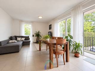 Ligging<br />Dit bemeubelde appartement is gelegen op de eerste verdieping van residentie Astoria 2. Je leeft hier in het centrum van Tielt met zo goed als alle faciliteiten op wandelafstand. Een supermarkt is vlakbij en je bent in minder dan 10 minuten aan het station of centrum van Tielt.<br /><br />Indeling<br />We betreden het appartement via de ruime inkomhal met apart toilet en ingemaakte kast. Verder is er een lichtrijke leefruimte met open keuken. De keuken is voorzien van diverse toestellen. Gezien de meubels mee worden verhuurd kan je hier zonder zorgen en vrijwel meteen intrekken. Alles is inbegrepen in de vooropgestelde huurprijs. Vanuit de leefruimte is er ook toegang tot het terras waar het aangenaam vertoeven is bij mooi weer. Vervolgens is er nog een ruime slaapkamer en badkamer die is uitgerust met douche, lavabo en wasmachine.<br /><br />Varia<br />Bij het appartement hoort een aparte garagebox die inbegrepen is in de prijs en die dienst kan doen om de wagen te parkeren en/of zaken op te bergen. Tenslotte is dit ook een energiezuinig appartement gezien zijn EPC-label B. Het appartement is vrij vanaf 1 januari 2027.<br /><br />Troeven<br />* Centrum Tielt<br />* Volledig bemeubeld<br />* Goed EPC-label<br />* Garagebox<br /><br />Wil je zelf de troeven van dit appartement ervaren? Plan dan jouw bezoek in met Magali.<br /><br />T: 09 493 04 10<br />M: magali@gentill.be